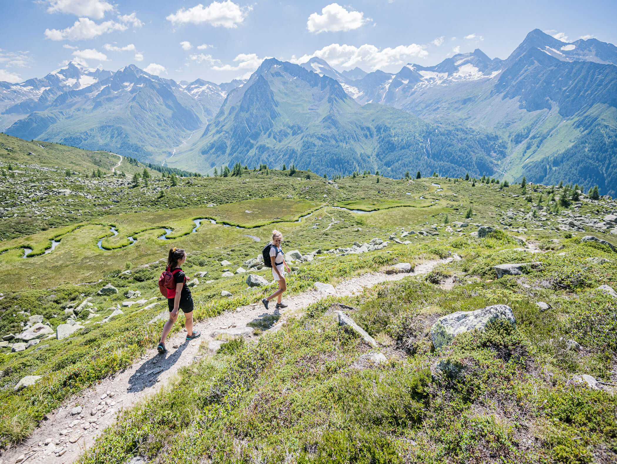 Freundinnen beim Wandern