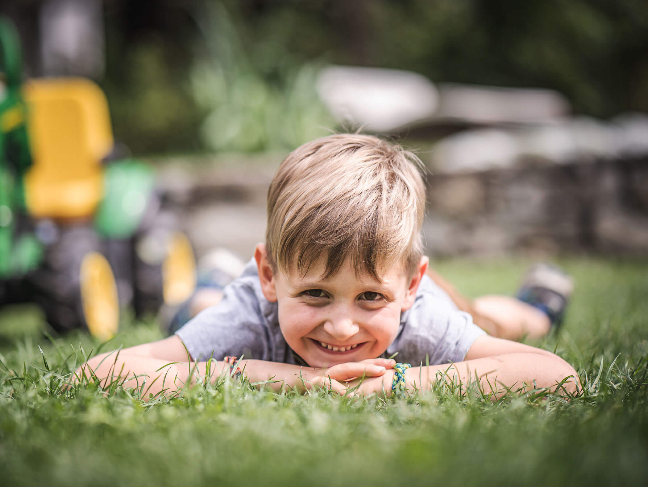 Kind auf der grünen Wiese