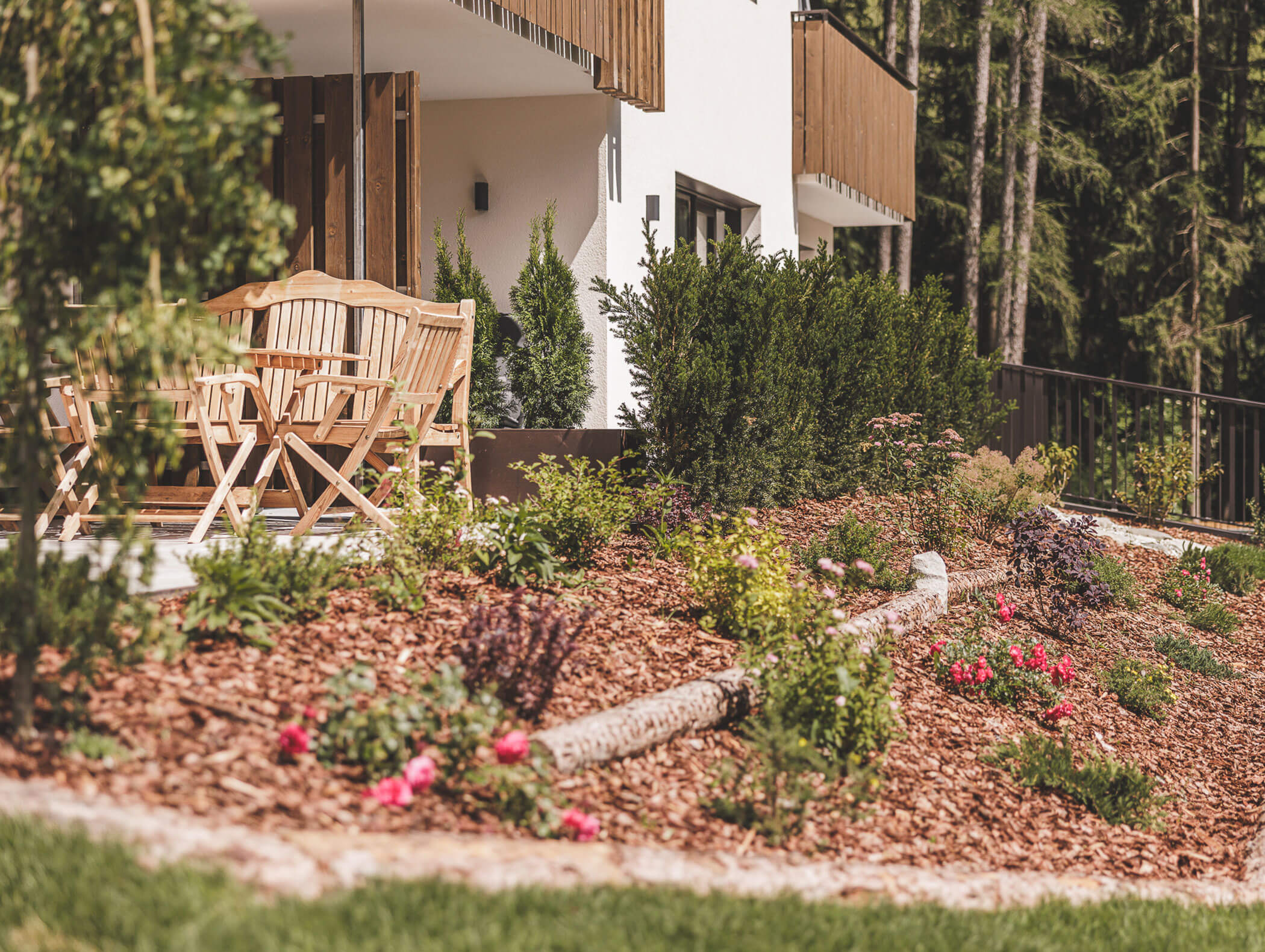 Garten mit Sitzgelegenheit und Waldblick